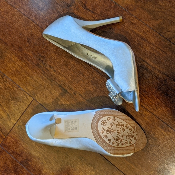 Silver heels - Picture 2 of 2